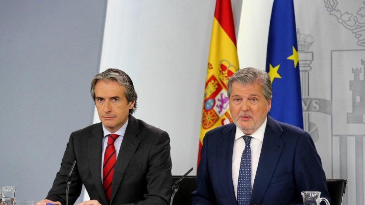 El ministro de Fomento, Íñigo de la Serna, y el ministro portavoz, Íñigo Méndez de Vigo, tras la reunión del Consejo de Ministros.-JUAN MANUEL PRATS