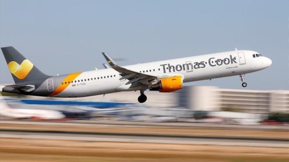Un avión de Thomas Cook despega del aeropuerto de Mallorca.-PAUL HANNA