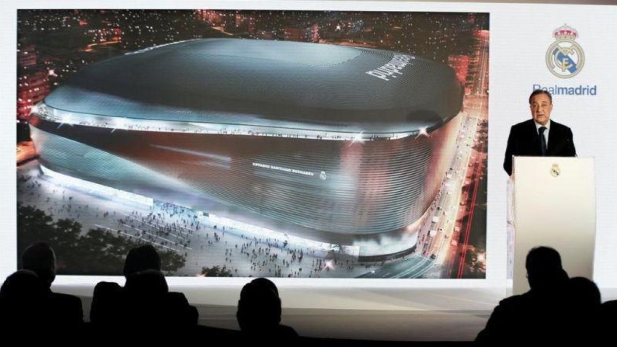 Florentino Pérez, en el acto de presentación del proyecto elegido para la remodelación del Bernabéu.-EFE / PACO CAMPOS
