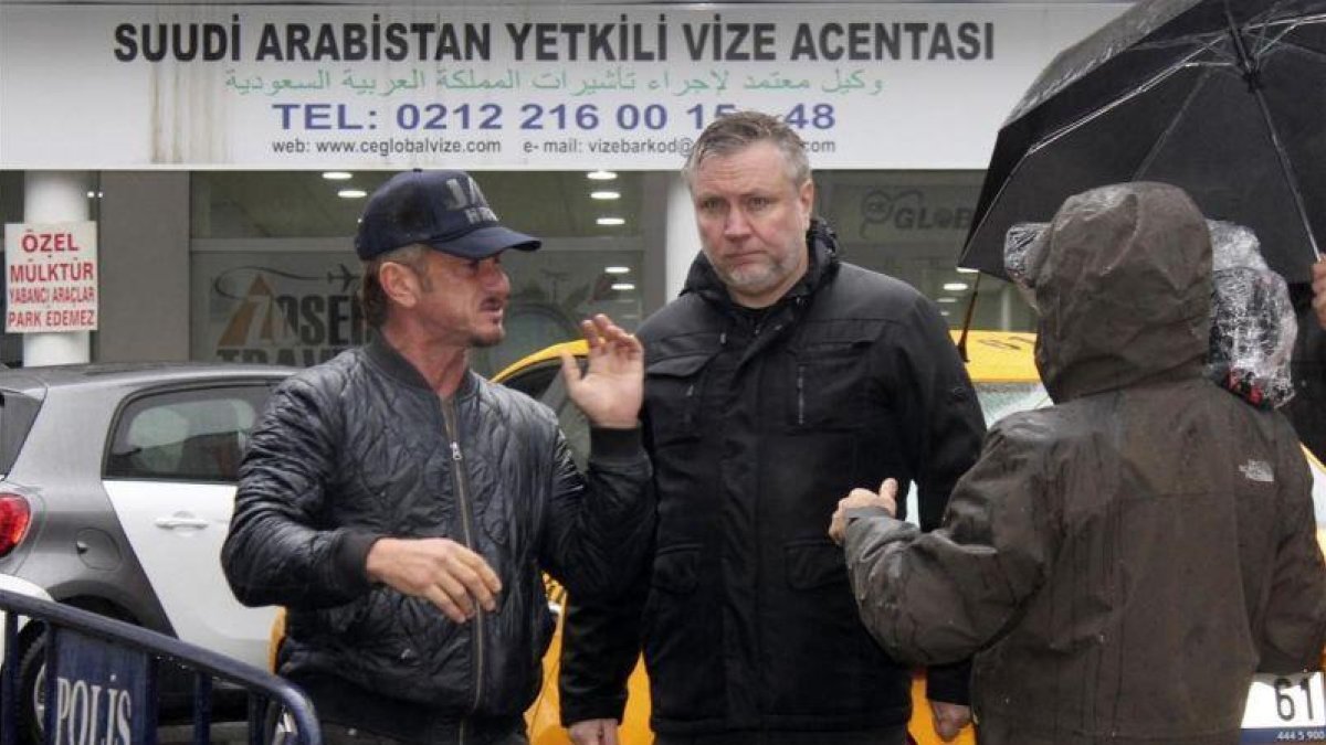 Sean Penn, en las calles de Estabul, con el equipo de grabación.-AP
