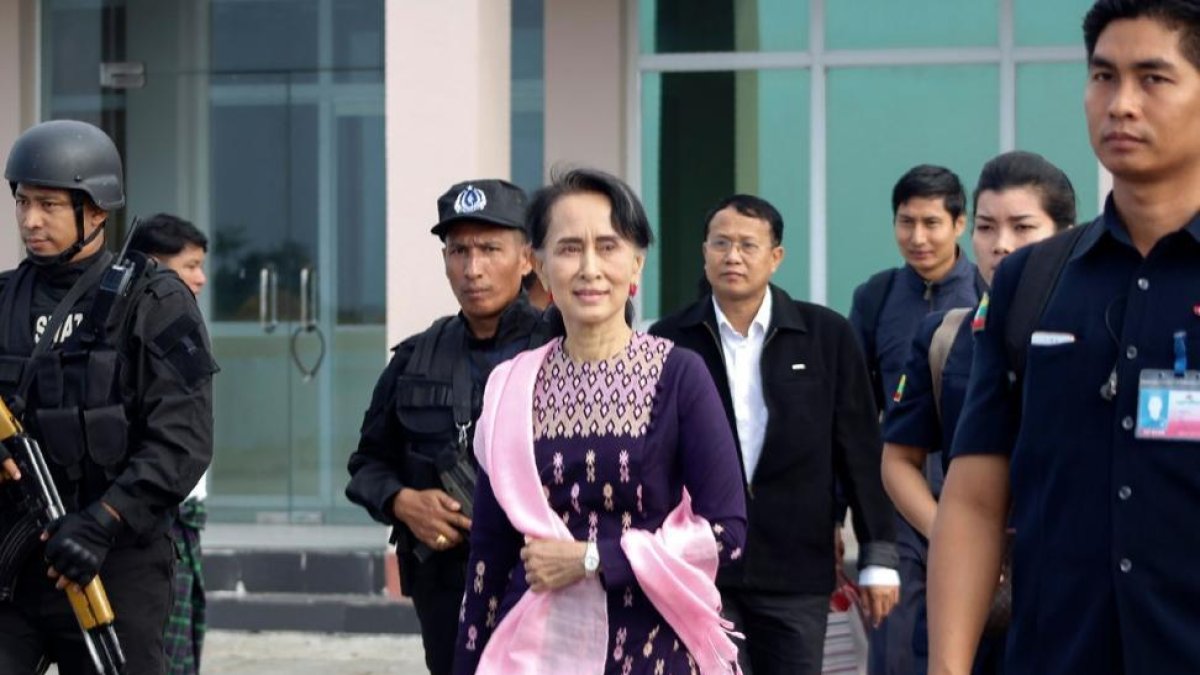 La líder de facto de Birmania, Aung San Suu Kyi llega al aeropuerto de Sittwe, donde inicia su visita al estado de Rakhine-/ AFP / STR (AFP)