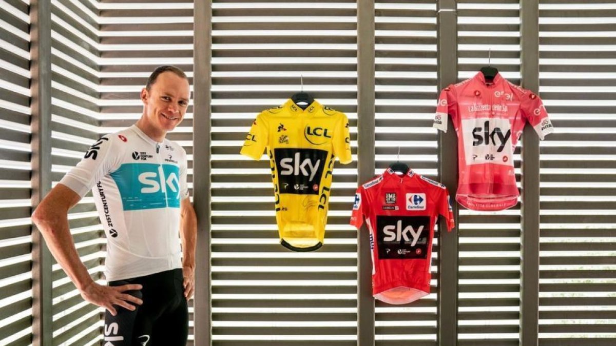 Chris Froome exhibe los maillots de líder del Tour, la Vuelta y el Giro.-/ SKY TEAM