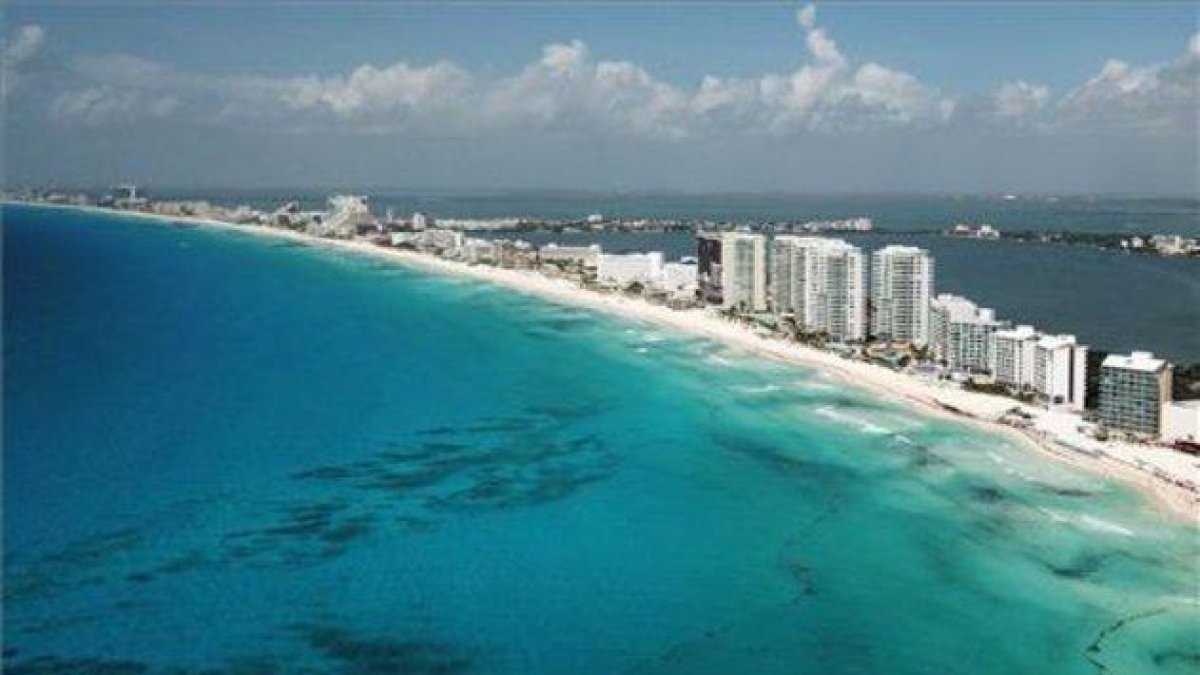Fotografía aérea que muestra una vista general de la zona de playas del balneario de Cancún, en el estado de Quintana Roo (México).-EFE/ ALONSO CUPUL