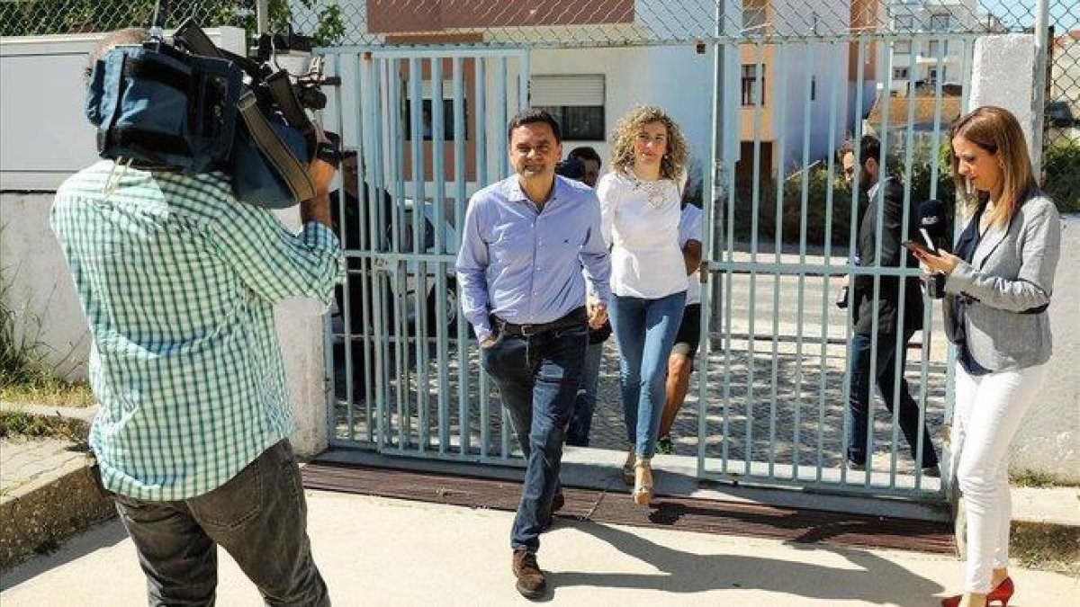 El candidato socialista Pedro Marques y su mujer Cecilia Seias llegan a su colegio electoral cerca de Lisboa.-MIGUEL A. LOPES (EFE)