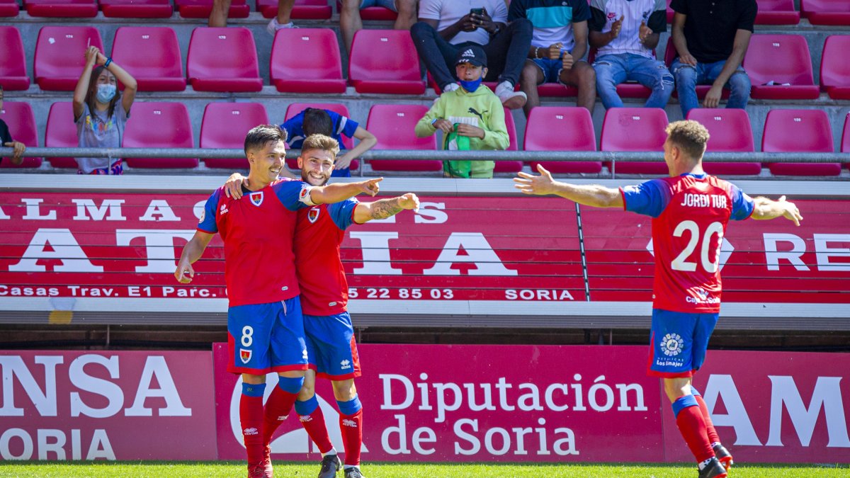 Cotán y Jordi Tur fueron los protagonistas del 2-0 ante el Cerdanyola, en la imagen los dos centrocampistas junto con Agüero. MARIO TEJEDOR