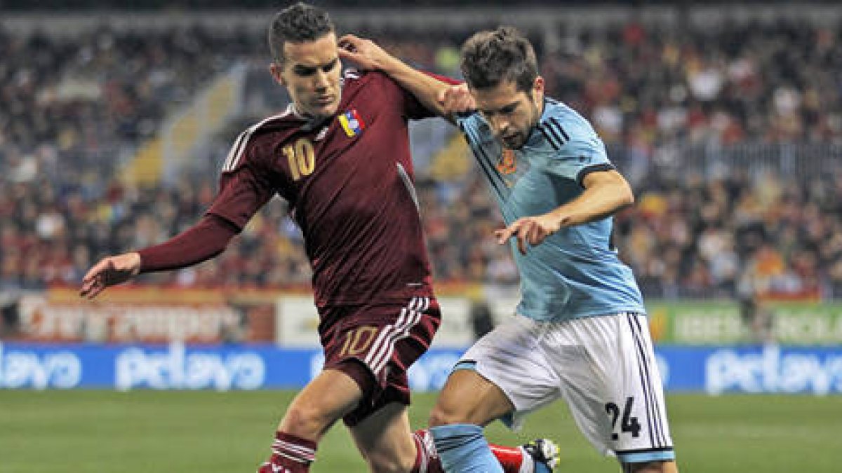 Julio Álvarez junto a Jordi Alba durante el partido ante España. -