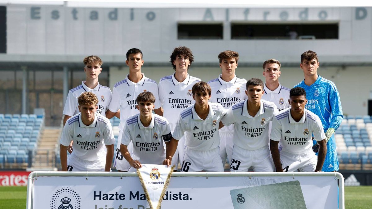 César Palacios, de pie a la izquierda de la imagen, en un once con el juvenil del Real Madrid que participa en la Yout League. Real Madrid