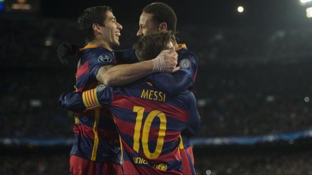 Messi es felicitado por Suárez y Neymar tras el tanto al Roma.-JORDI COTRINA