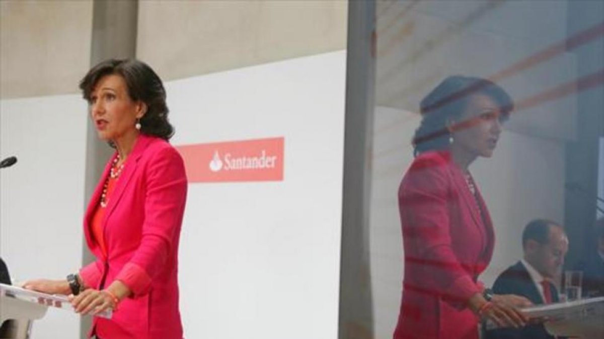 Ana Botín, presidenta del Santander, en la rueda de prensa en que explicó la compra del Popular-JUAN MANUEL PRATS