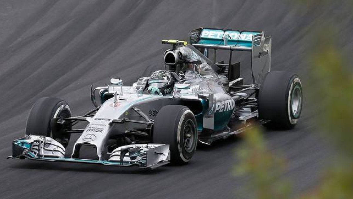 El Mercedes de Nico Rosberg, durante la calificación del GP de Brasil, en Interlagos.-