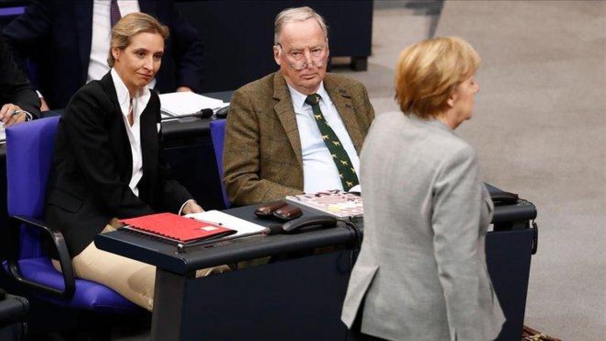 Los líderes del grupo parlamentario de AfD, Alice Weidel y Alexander Gauland, observan a la cancillera Angela Merkel durante una sesión en el Bundestag.-ODD ANDERSEN (AFP)