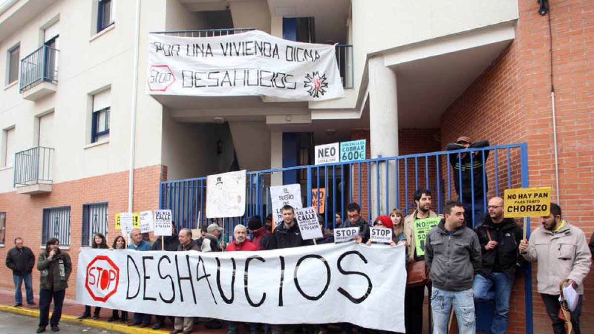 Miembros del Movimiento 15M Valladolid se concentran contra un desahucio en la localidad de Valladolid. ICAL-