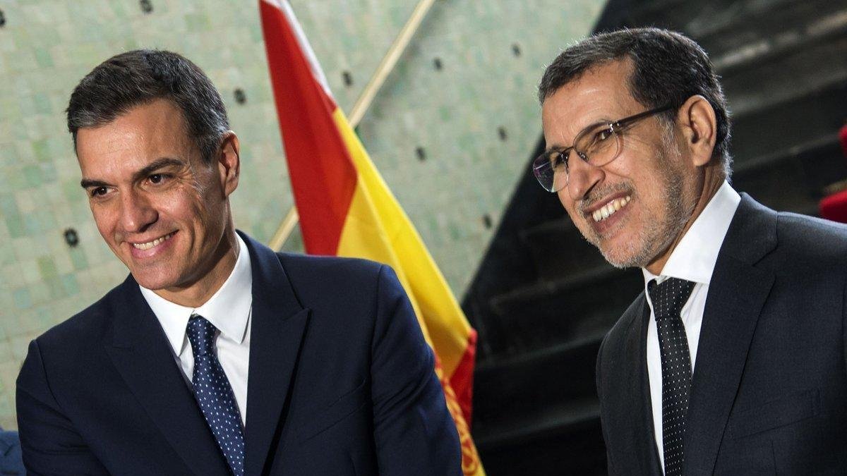 Pedro Sánchez y el primer ministro marroquí Saad Eddine el-Othmani, en Rabat.-AFP