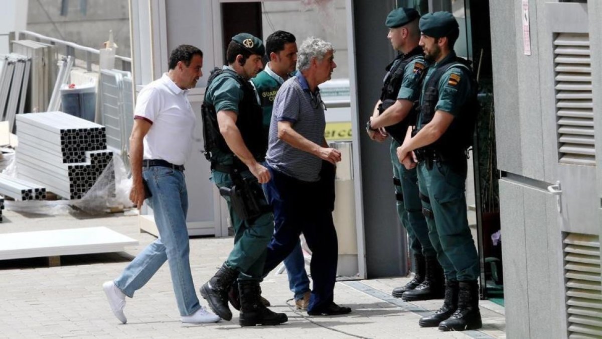 Llegada de Ángel María Villar a la Real Federacion de Futbol acompañado por efectivos de la Guardia Civil.-JUAN MANUEL PRATS