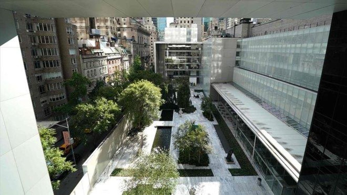 Vista del patio del MoMA y de Nueva York desde el interior de la ampliada pinacoteca.-AFP / TIMOTHY A. CLARY