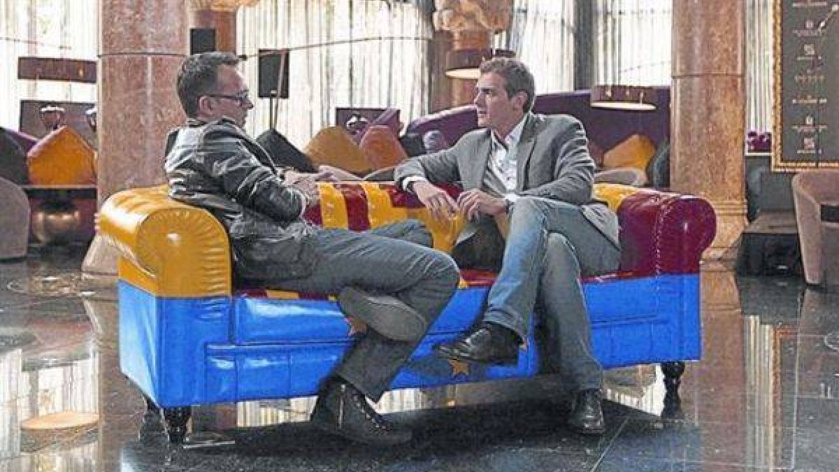 Risto Mejide conversa con el líder de Ciutadans, Albert Rivera, en un sofá colocado en el Hotel Casa Fuster.-Foto: CUATRO