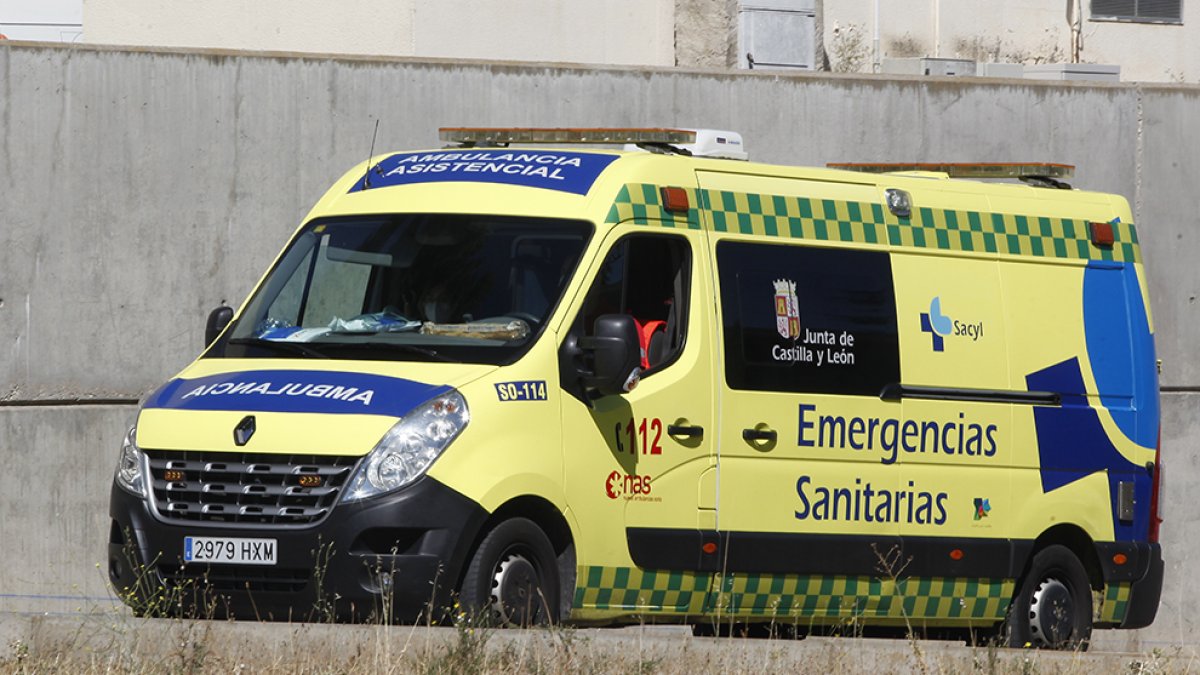 Ambulancia del Sacyl en una imagen de archivo . MARIO TEJEDOR