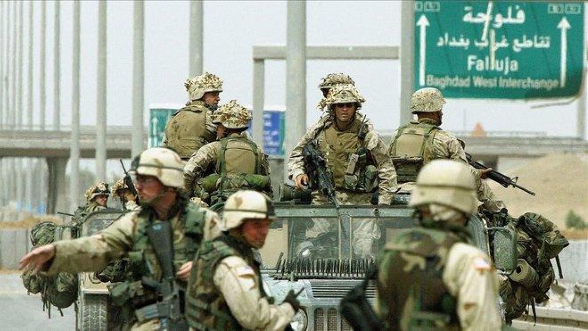 Soldados estadounidenses en un control de seguridad militar para entrar en Faluja, en abril del 2004.-