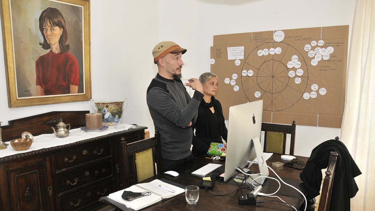 Los artistas Nacho Álvarez y Ana Belén Jarrín trabajando en su proyecto artístico. Foto: Valentín Guisande
