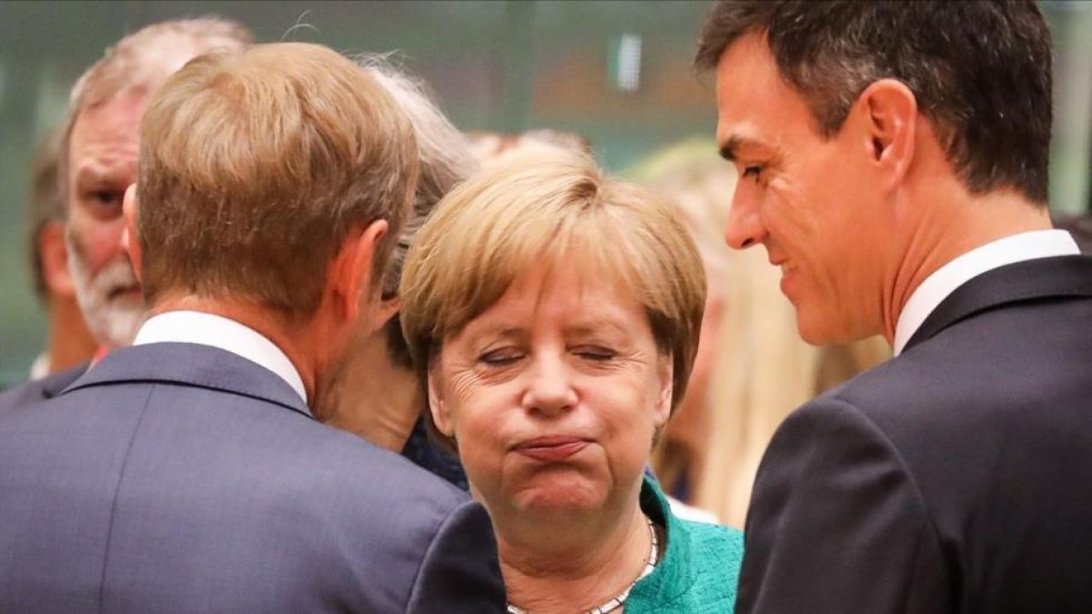 Angela Merkel conversa con Donald Tusk y Pedro Sánchez, hoy en Bruselas.-AFP