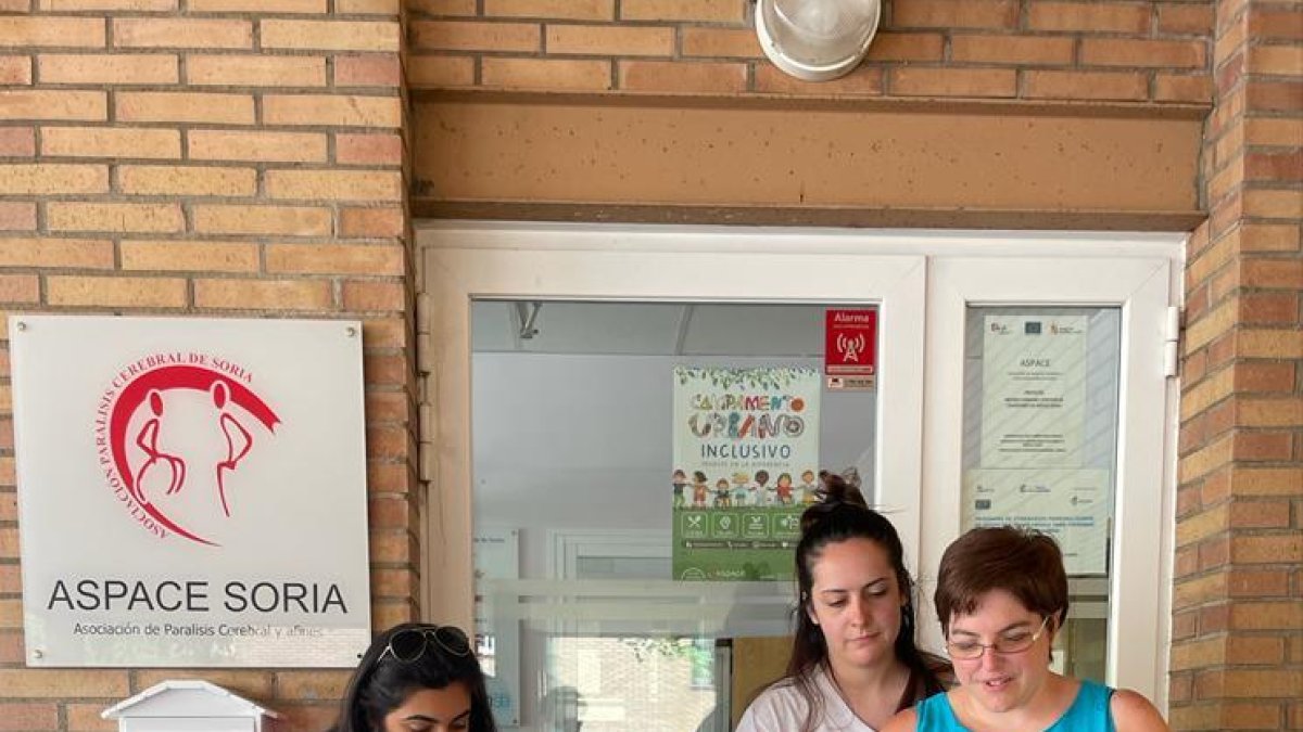 Lectura del manifiesto a las puertas de la sede de Aspace Soria. HDS