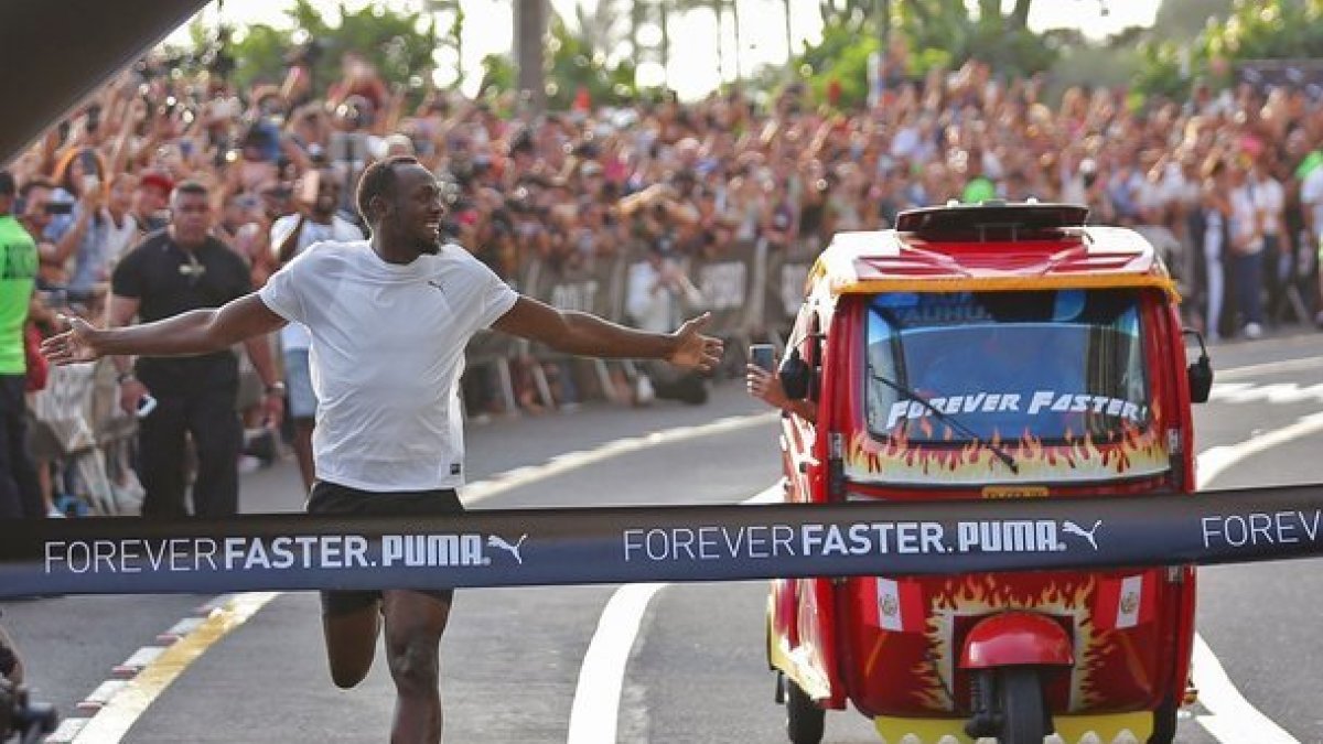 Bolt afirmó entre sonrisas al público que la carrera fue demasiado fácil.-AFP