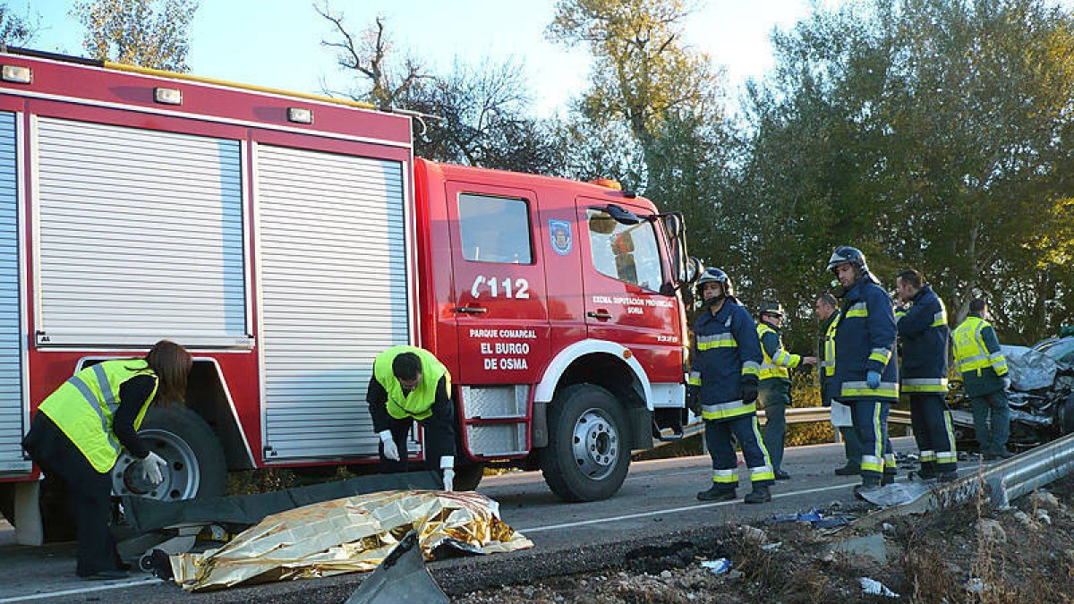 Los bomberos tuvieron que proceder a sacar el cuerpo del fallecido del vehículo. / BOMBEROS DE EL BURGO DE OSMA-