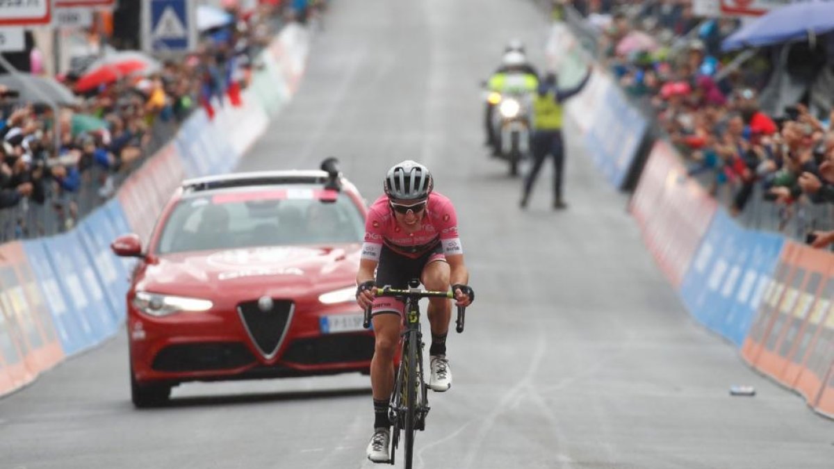 Simon Yates gana en solitario la 15ª etapa del Giro.-/ LUK BENIES (AFP)
