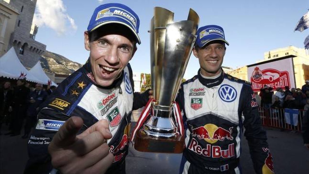 Sébastien Ogier (derecha) y su copiloto, Julien Ingrassia, con el trofeo del rali de Montecarlo.-Foto: AFP / VALERY HACHE