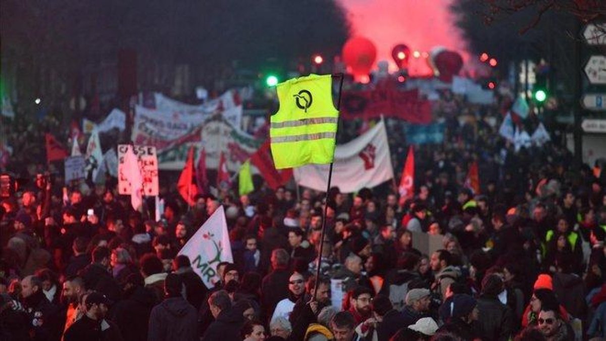 Miles de personas se manifiestan contra el plan de reforma de las pensiones del Gobierno francés en la 43° jornada de protestas.-MEHDI CHEBIL