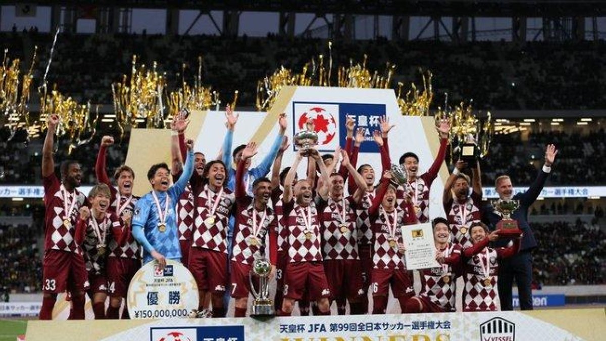 Iniesta levanta la Copa del Emperador en Japón tras la victoria del Vissel Kobe sobre el Kashima.-