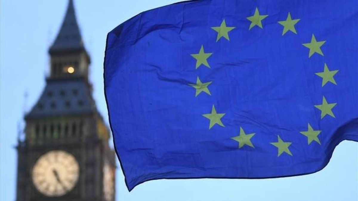 Una bandera europea junto al Big Ben, una de las torres del Parlamento británico, el miércoles, 23 de agosto.-AFP / JUSTIN TALLIS