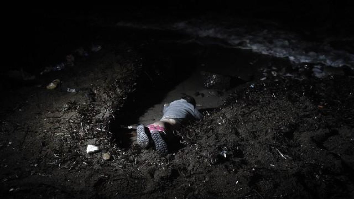 El cadáver del bebé ahogado que ha aparecido en una playa de Lesbos.-AFP / ARIS MESSINIS