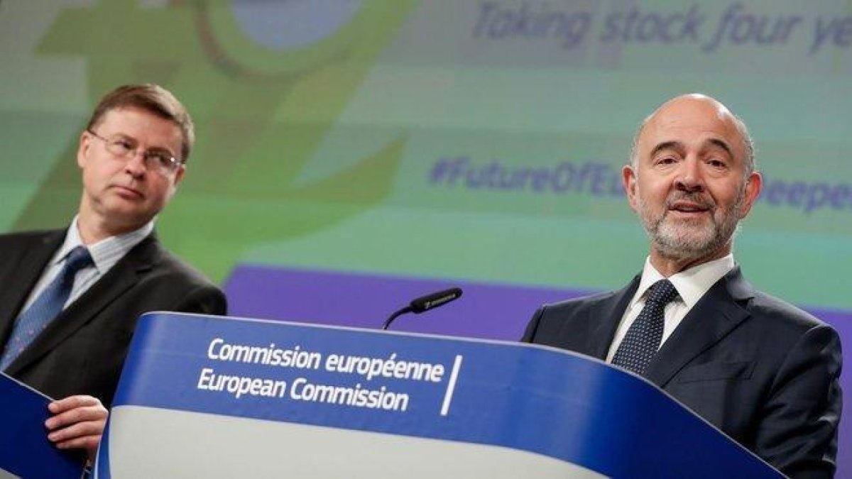 Dombroivskis (izquierda) y el comisario de Asuntos Económicos, Pierre Moscovici.-