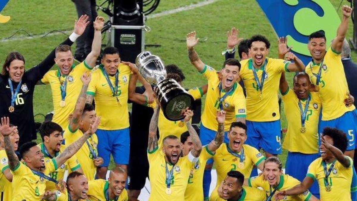 Jugadores de Brasil celebran con el trofeo de la Copa América de Fútbol 2019.-EFE