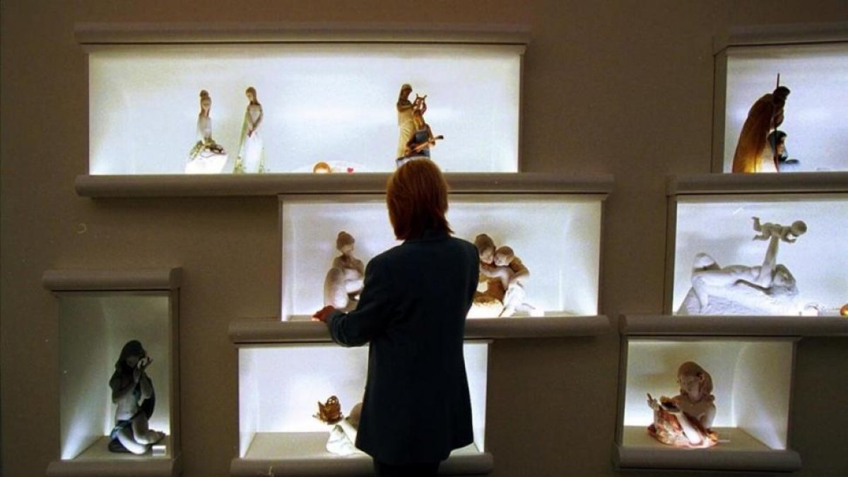 Una mujer mirando figuras de Lladró en una de sus tiendas.-