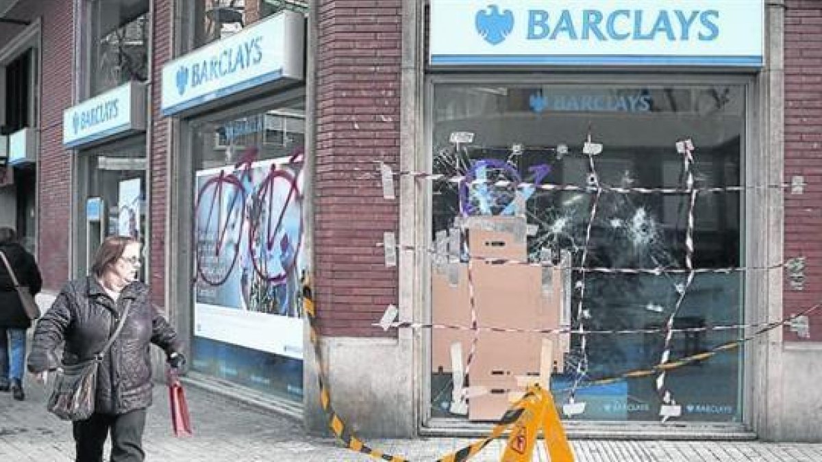 Una oficina de Barclays precintada por la policía, ayer.-ELISENDA PONS