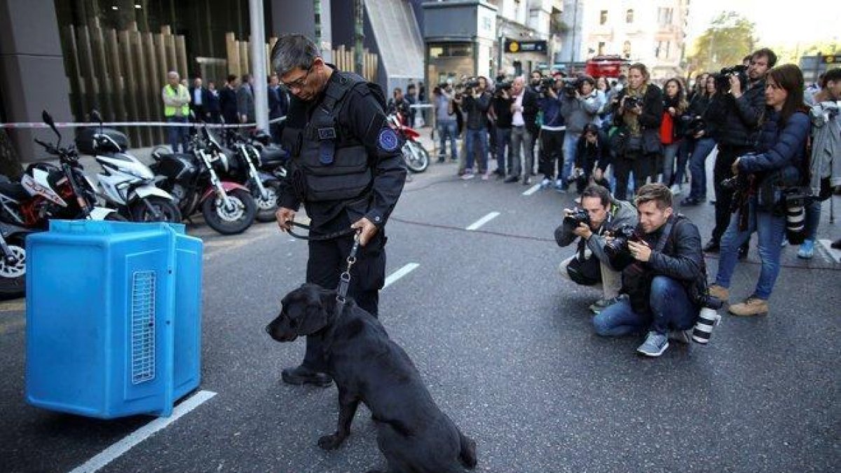 Policías y perros entrenados buscan bombas en la Cámara de Diputados de Buenos Aires, Argentina.-REUTERS