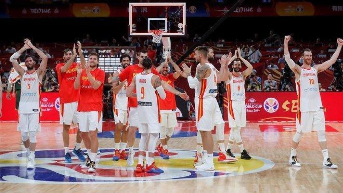 Los jugadores de España celebran la victoria y el pase a la final.-JUAN CARLOS HIDALGO (EFE)