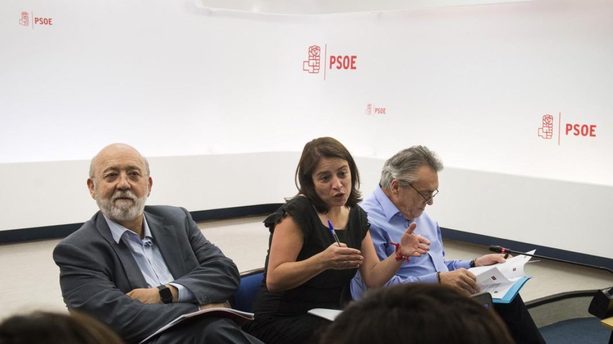 José Félix Tezanos (izquierda) junto a Adriana Lastra, portavoz del PSOE en el Congreso.-LUCA PIERGIOVANNI (EFE)