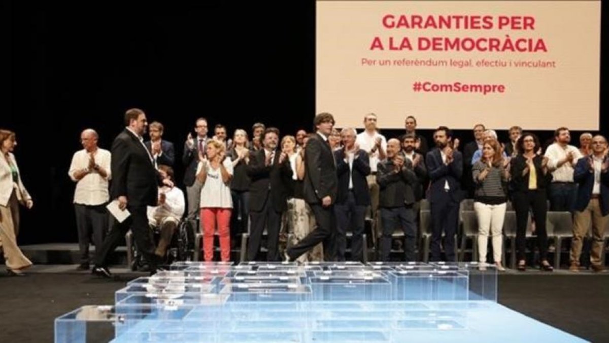 Carles Puigdemont, en el acto en el Teatre Nacional de Catalunya para presentar la ley del referéndum, el 4 de julio.-JULIO CARBÓ