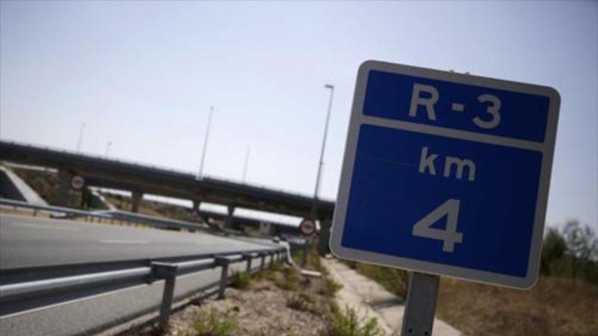 Letrero de la R-3, una de las autopistas rescatadas.-REUTERS / ANDREA COMAS
