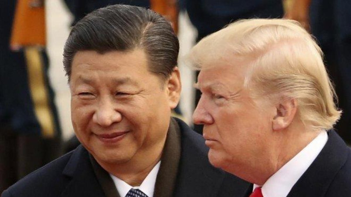 El presidente de China, Xi Jinping, y de EEUU, Donald Trump, durante un encuentro en Pekín.-ANDREW HARNIK (AP)