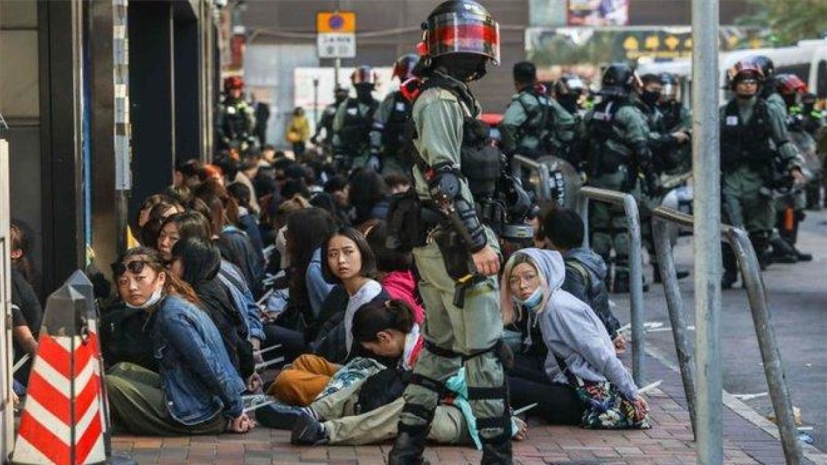 La policía realiza detenciones de estudiantes universitarios.-AFP