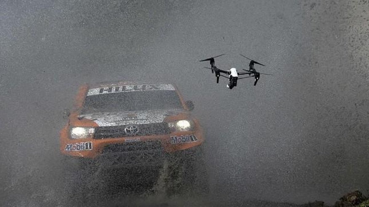 El Toyota de Ronan Chabot, durante la disputa del prólogo del rali Dakar.-AFP / FRANCK FIFE