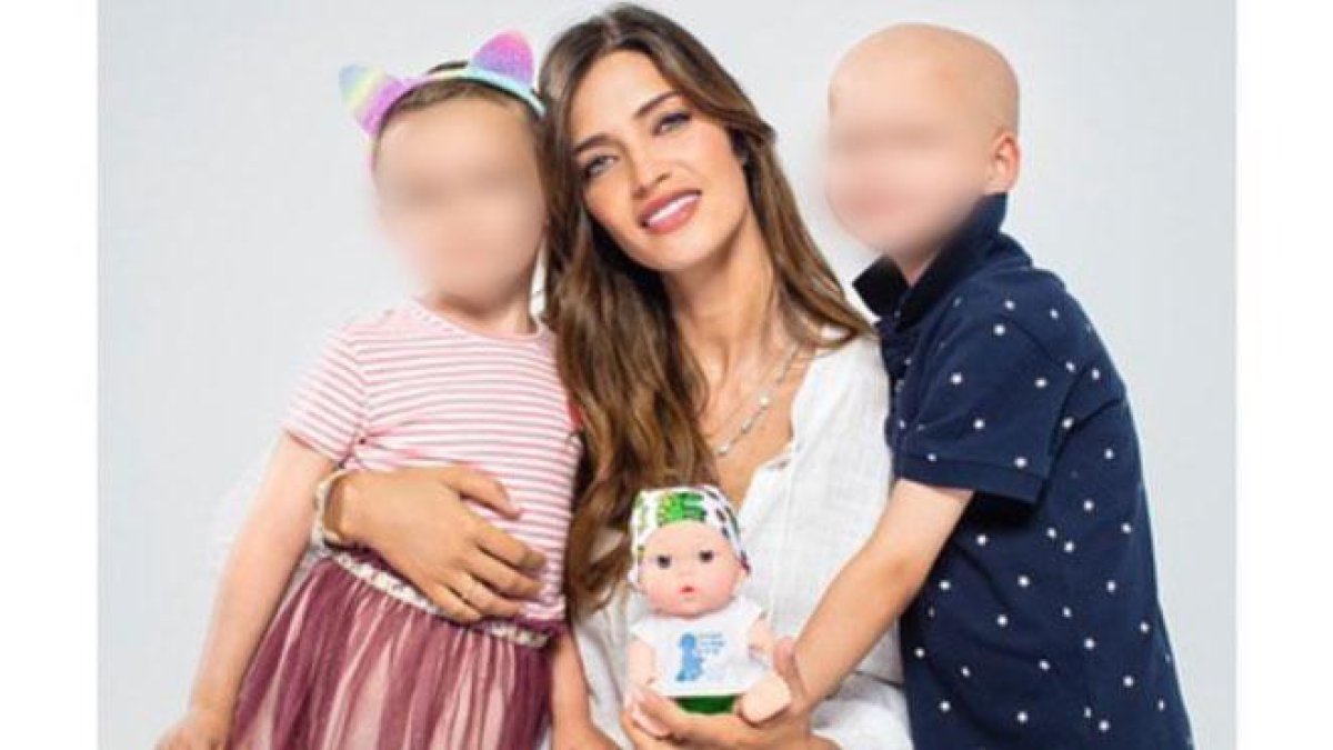 Sara Carbonero presenta su muñeco Baby Pelón.-EUROPA PRESS