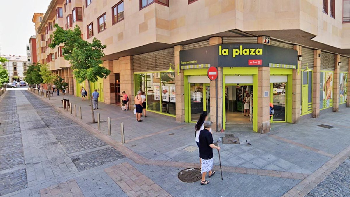 Supermercado La Plaza de Día, que ahora pasará a Alcampo,  junto al Rincón de Bécquer de Soria. HDS