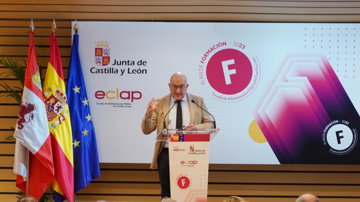 Jesús Julio Carnero, en la apertura de la ECLAP 2023 en la que anunció la aplicación de la jornada de 35 horas.  MÍRIAM CHACÓN - ICAL