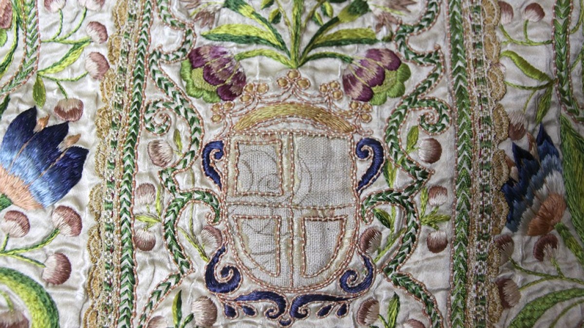 Magnífica casulla, de la primera mitad del siglo XVII, digna de cualquier museo y detalle con el escudo del donante sin terminar de bordar. JUAN CARLOS CERVERO VADILLO