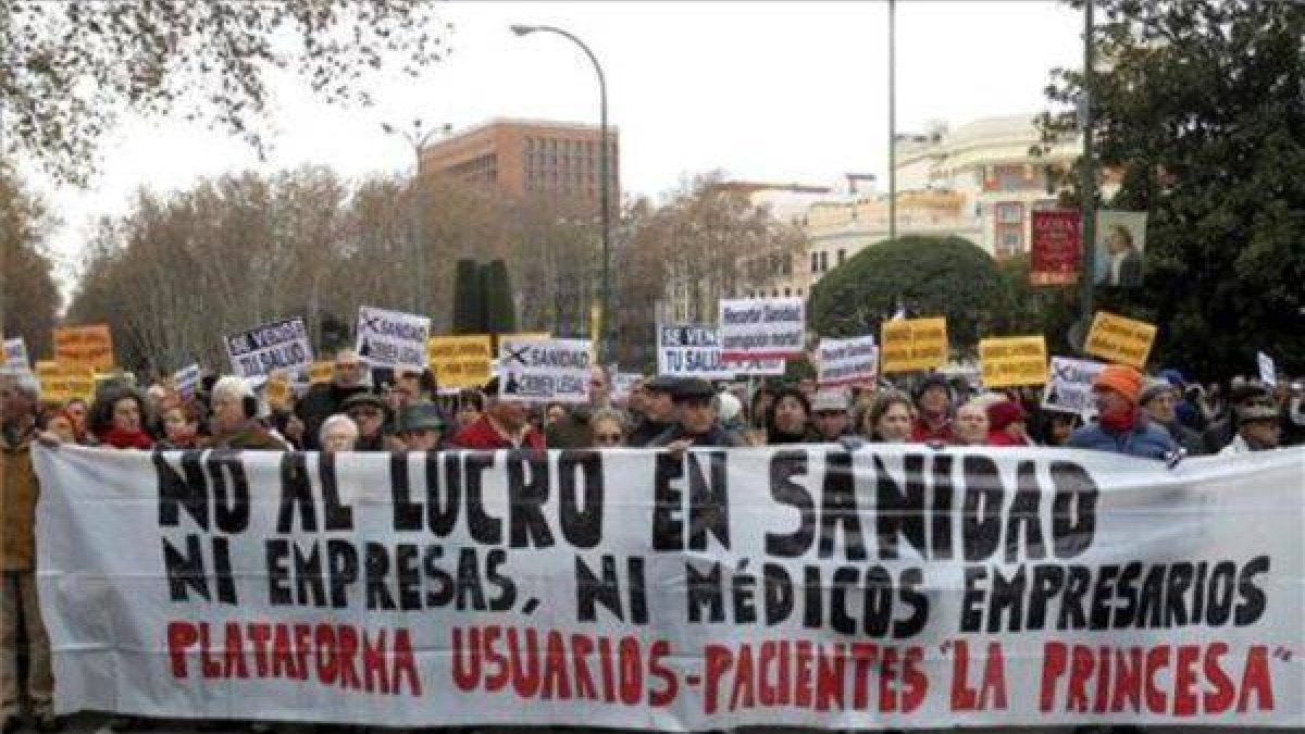 Cabecera de la Marea Blanca en defensa de la sanidad, este domingo, en Madrid.-Foto: VÍCTOR LERENA / EFE